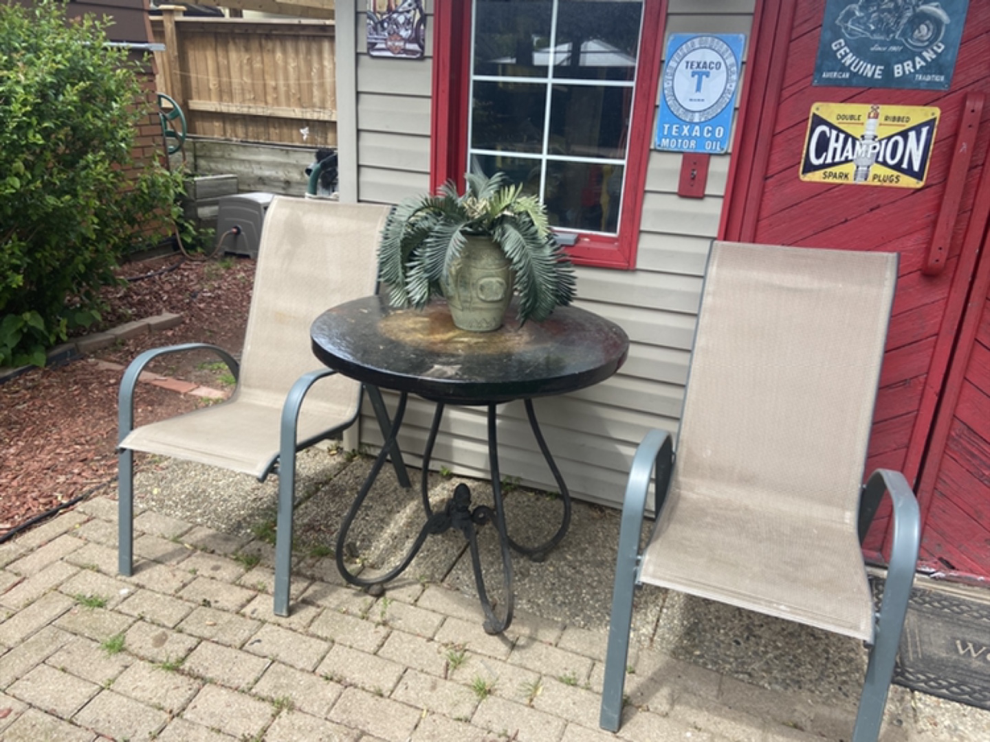 Iron table with lounge chairs and pads - photo 5