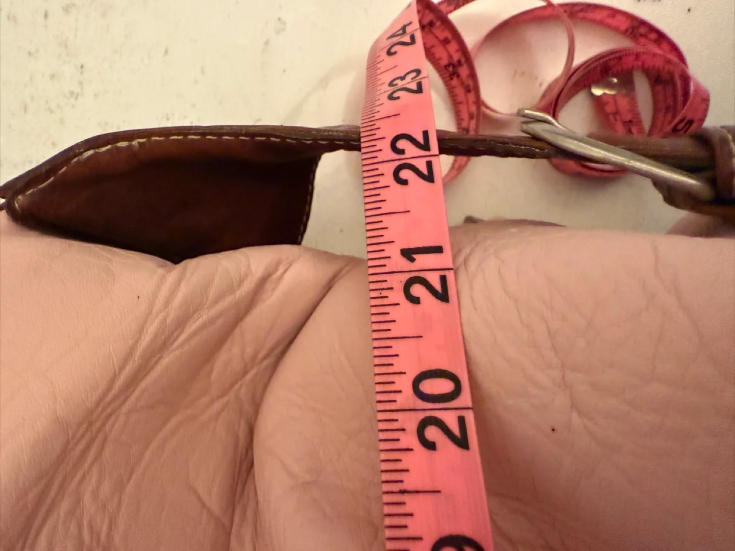 Pink leather travel bag image indicator(6)