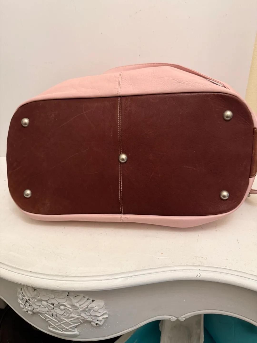 Pink leather travel bag image indicator(2)
