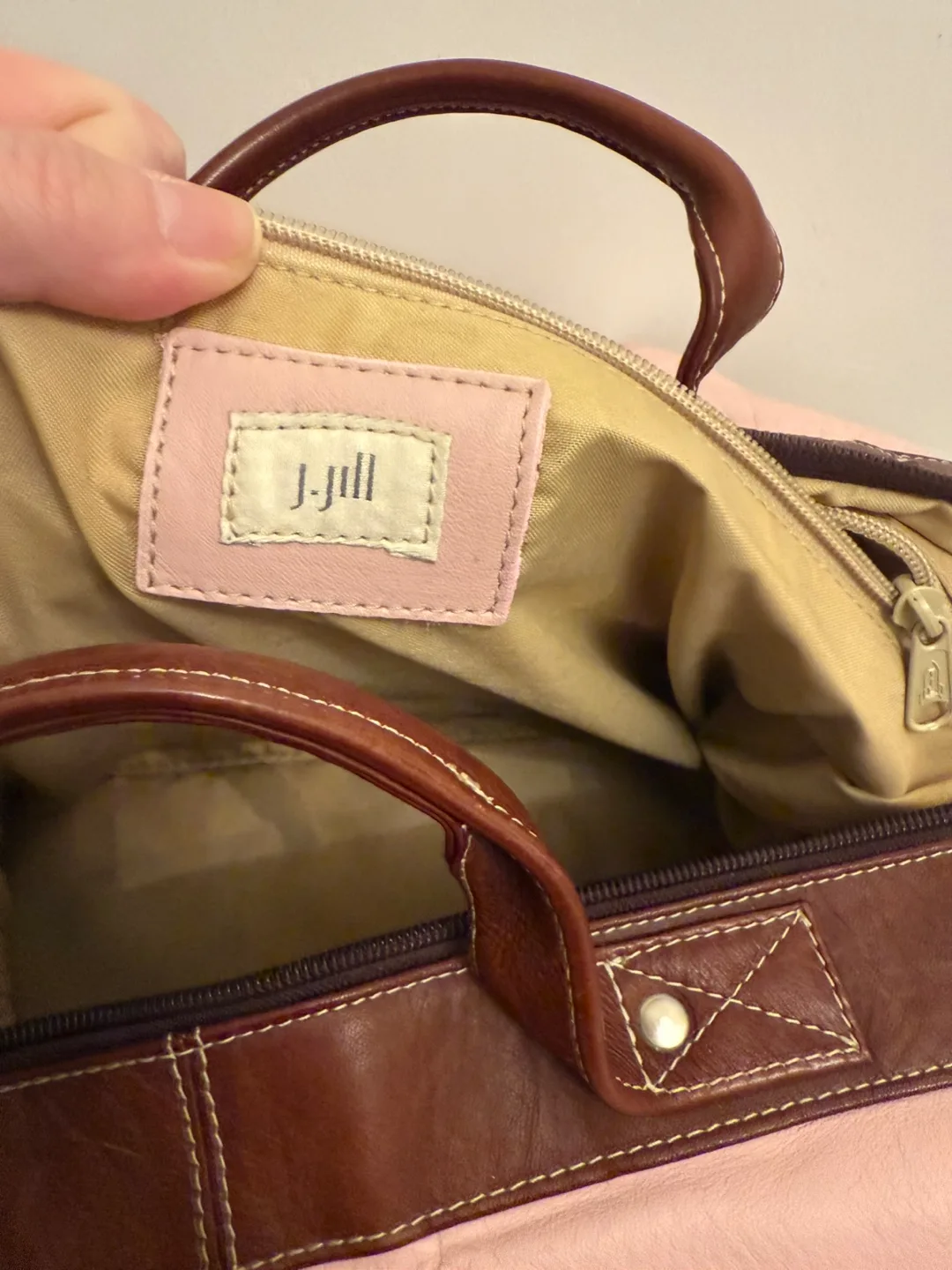 Pink leather travel bag image indicator(4)