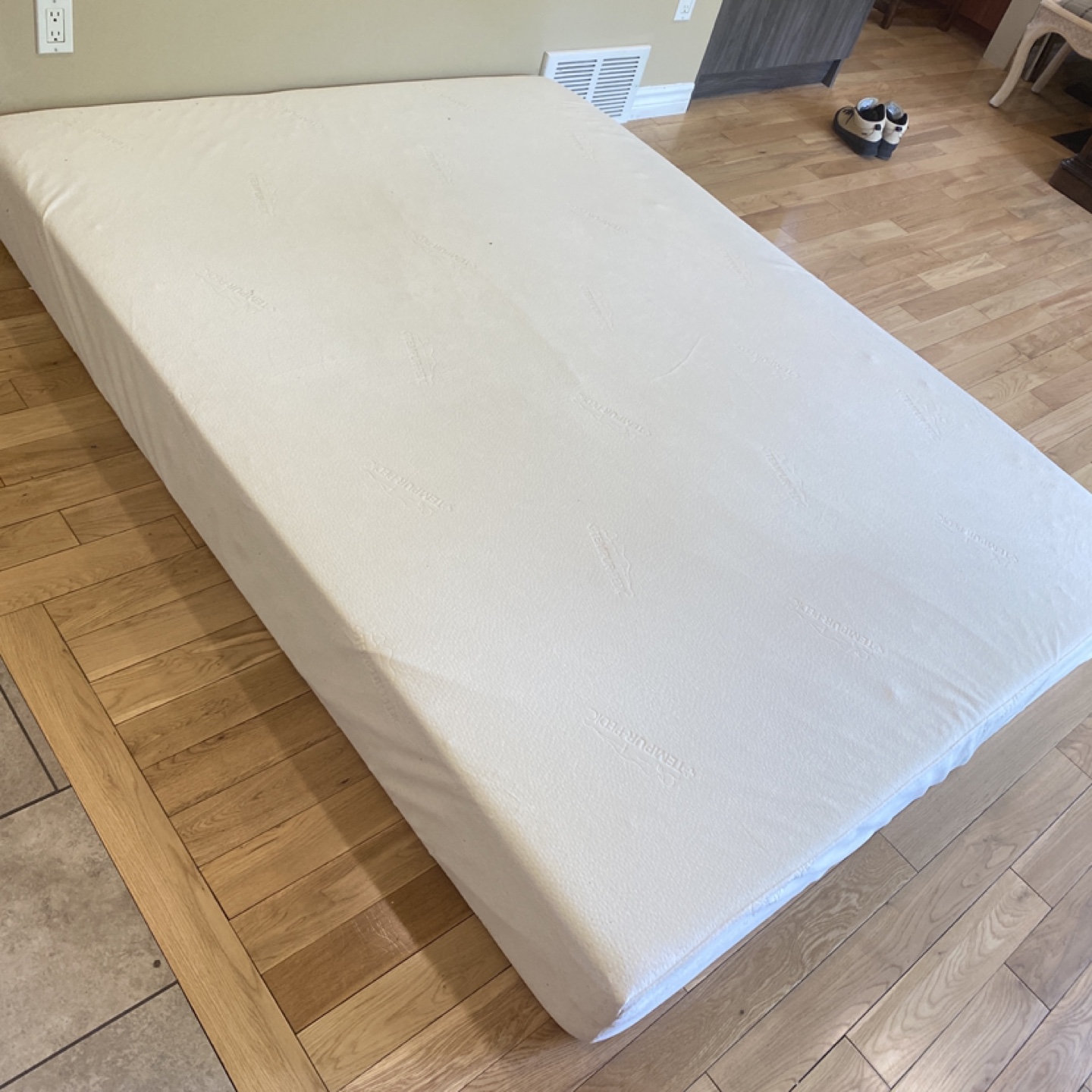 Swiss Made Queen Size Tempur-Pedic Foam Mattress (CAN DELIVER) - photo 3