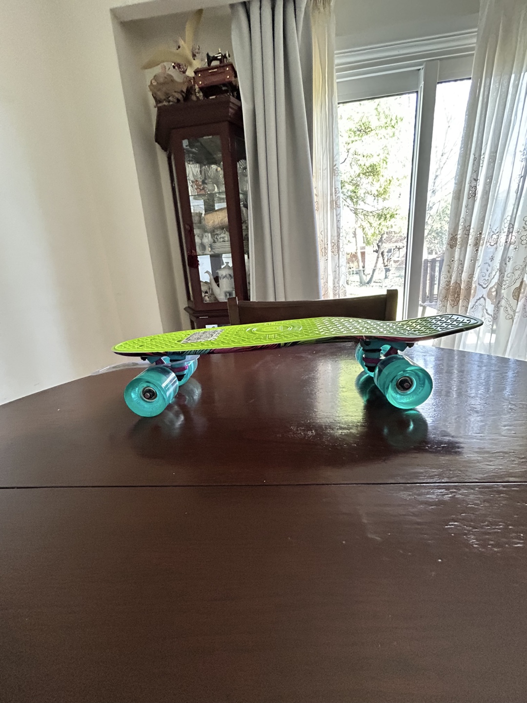 New kid skate boarding