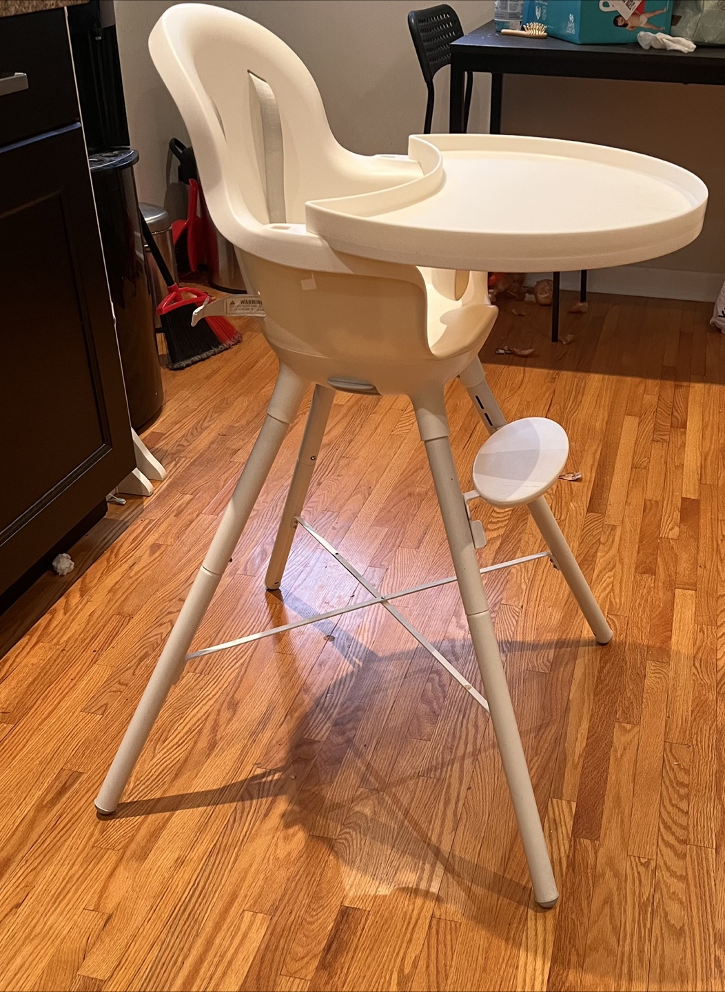 White High Chair With Tray - photo 2