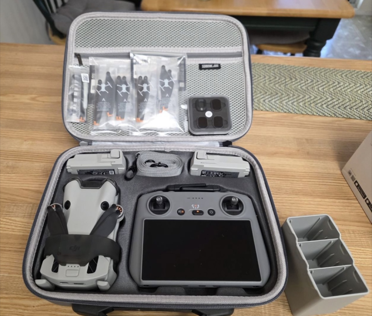 DJI Mini 4 Pro Fly More Combo - Like New Condition! - photo 2