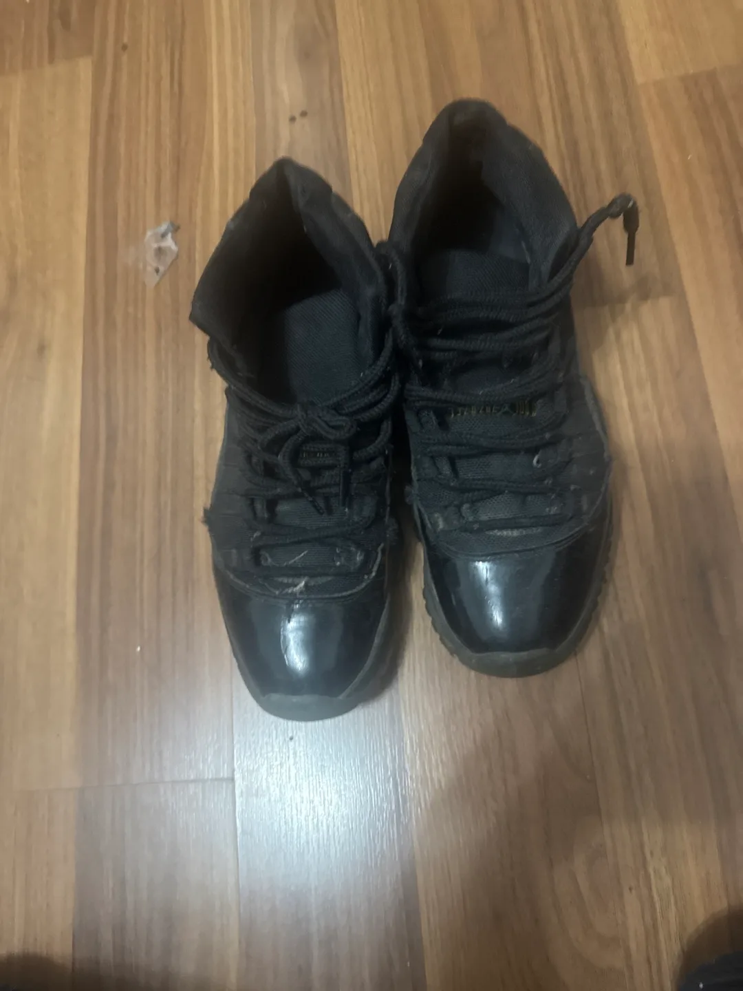 Air Jordan 11 Black Sneakers image indicator(2)