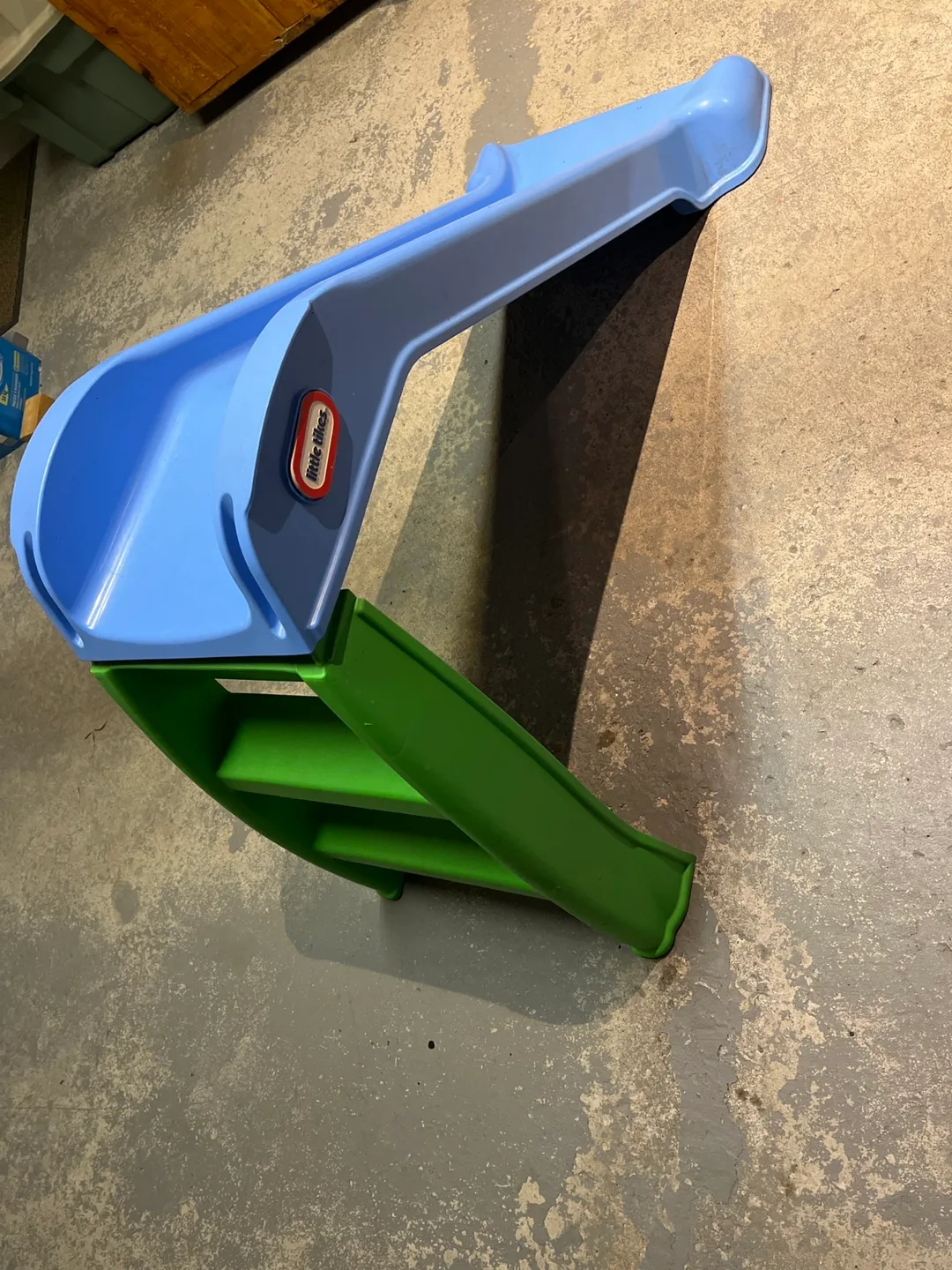 Patio umbrella with base and assorted items image indicator(5)