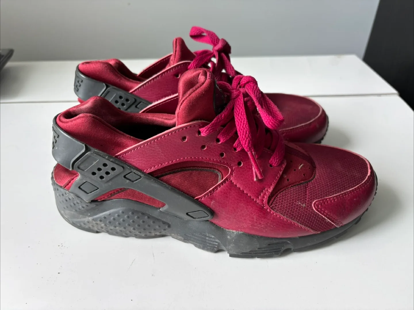 Women’s size 7Y Nike Air Huarache Run Noble Red thumbnail