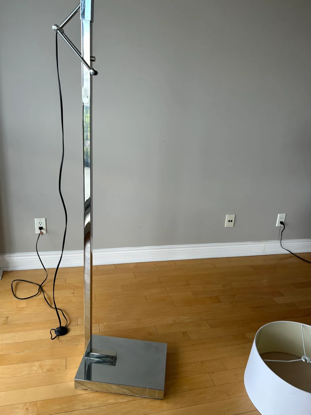 Structube Curva Lamp - white (adjustable) image indicator(6)