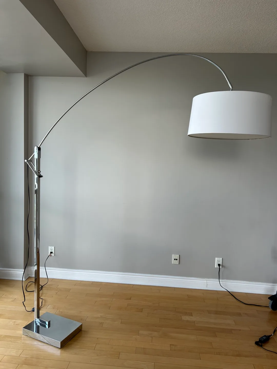 Structube Curva Lamp - white (adjustable) image indicator(2)