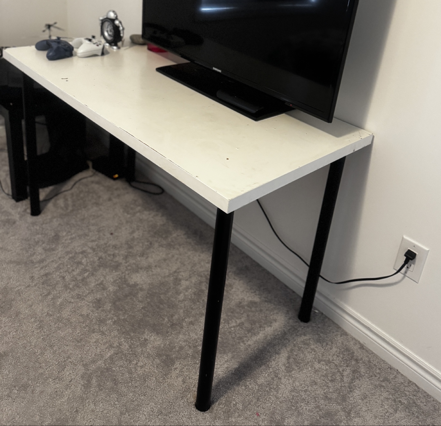 White Desk With Black Legs