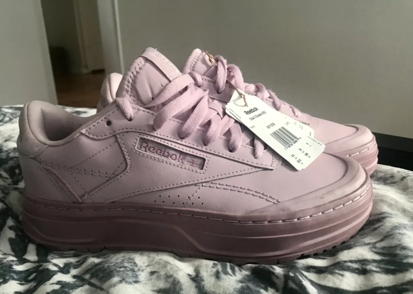 Women's Reebok Classic  leather sneaker image indicator(2)