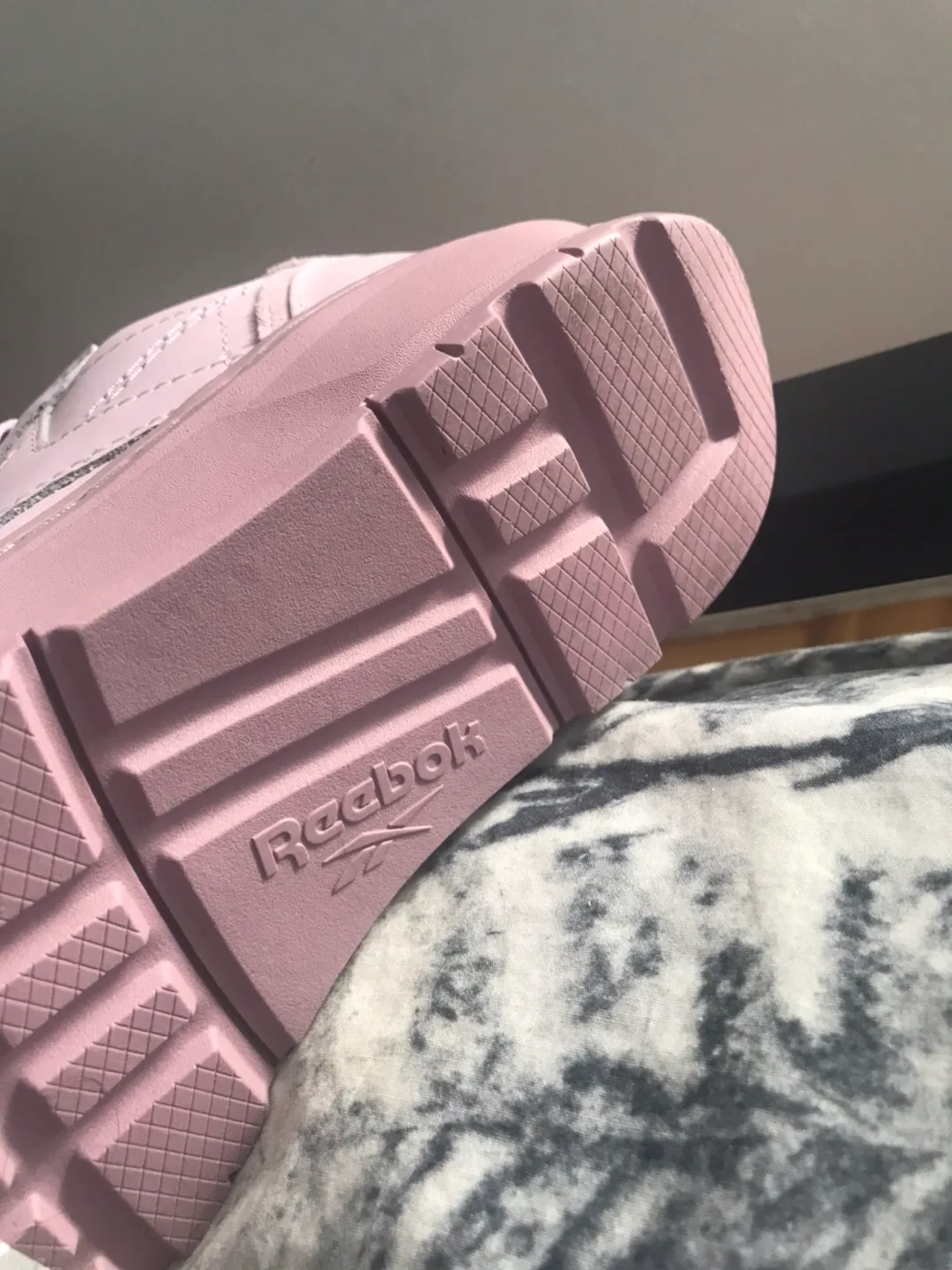 Women's Reebok Classic  leather sneaker image indicator(4)