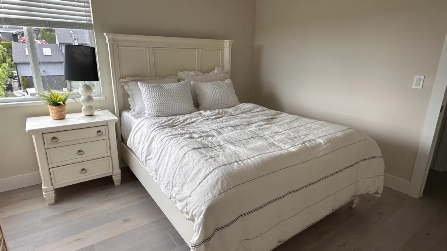 Queen Bed set and mattress thumbnail