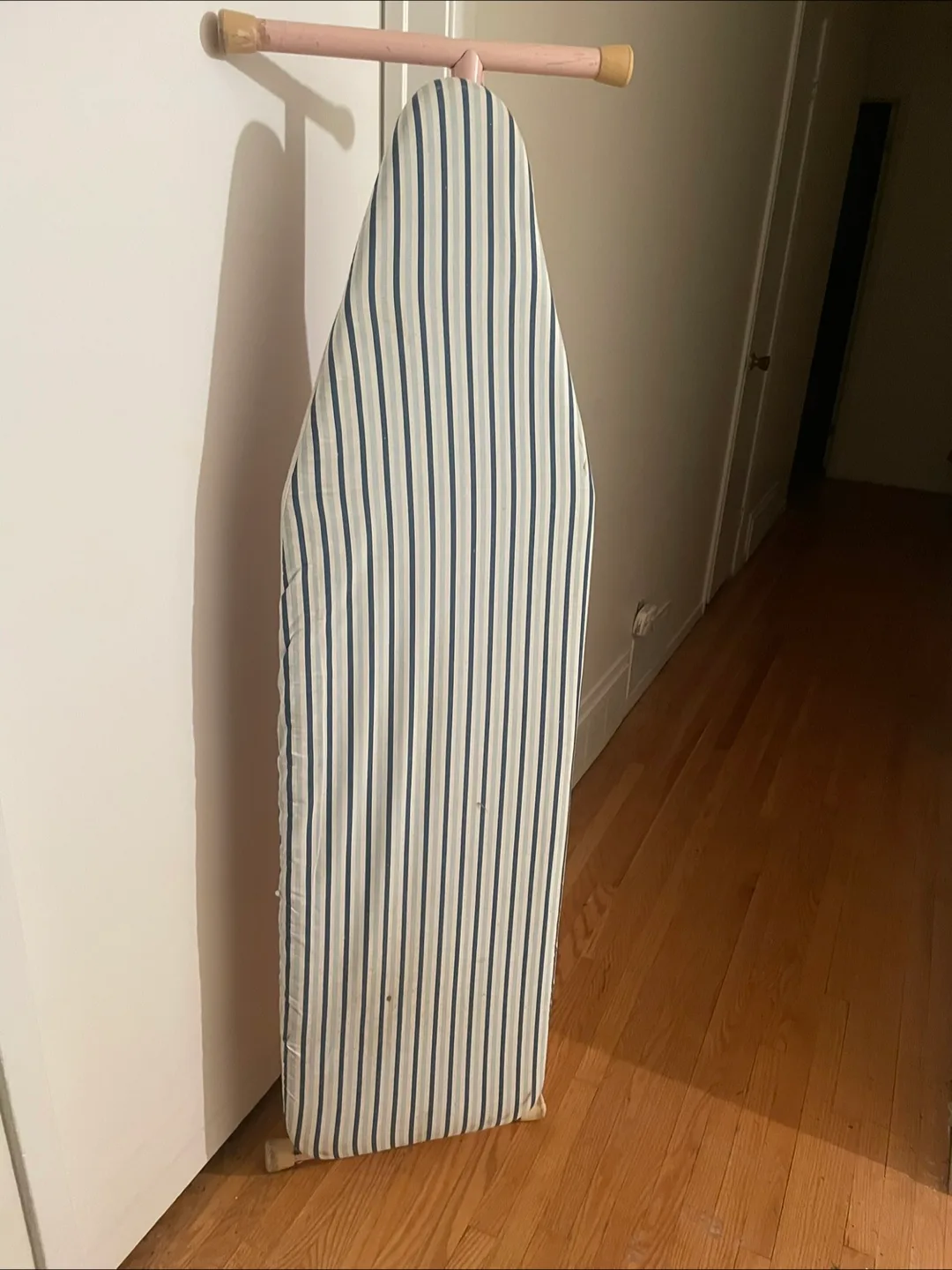 Braun iron and Ironing Board. image indicator(2)