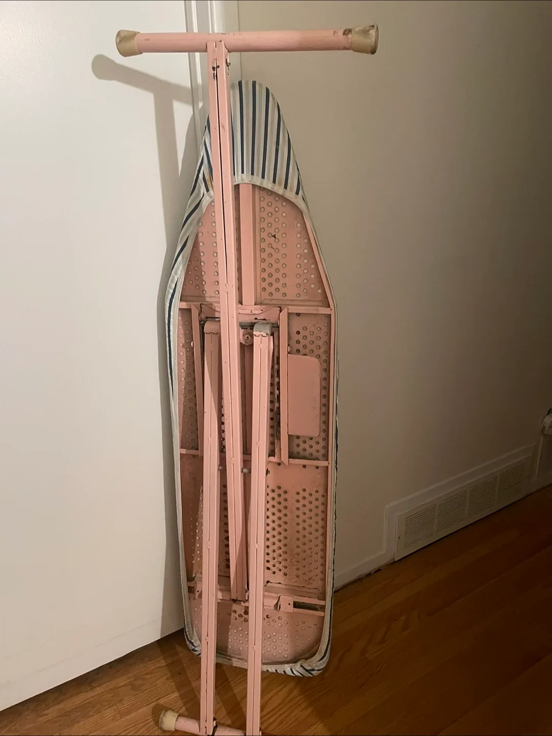 Braun iron and Ironing Board. image indicator(3)