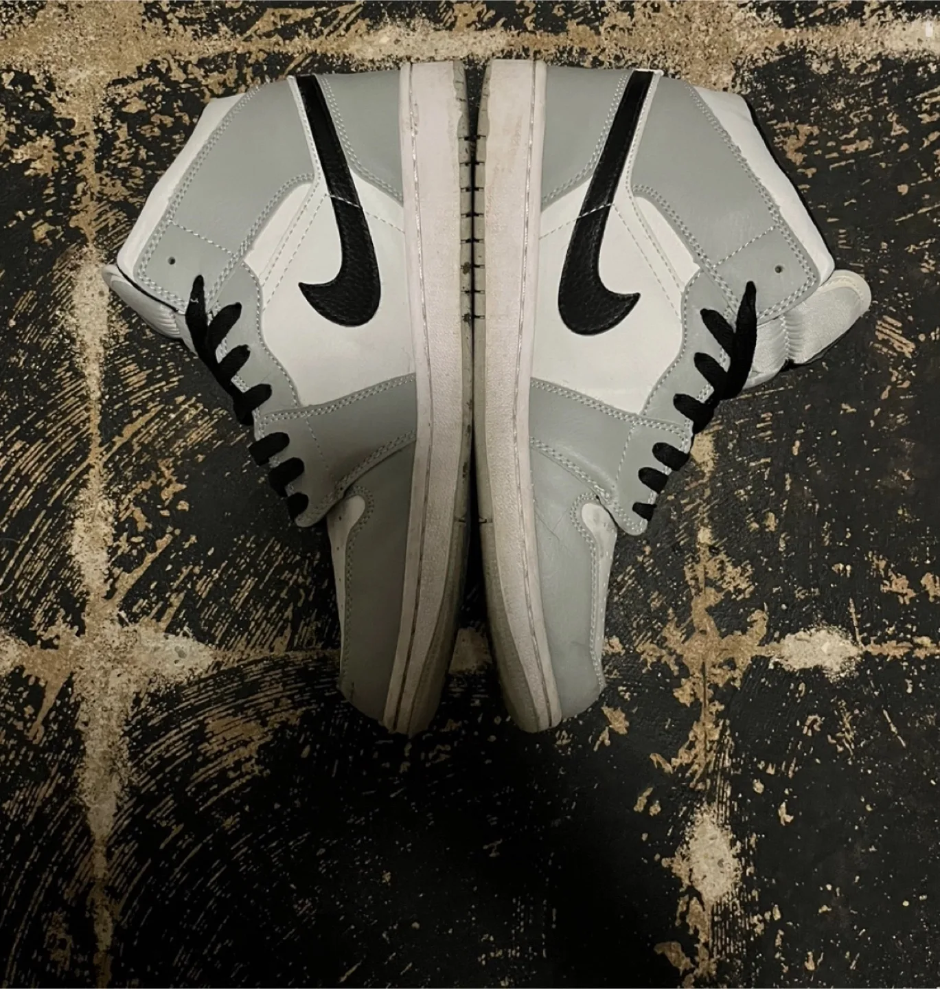 Jordan 1 Mid Light Smoke Grey (UA) thumbnail