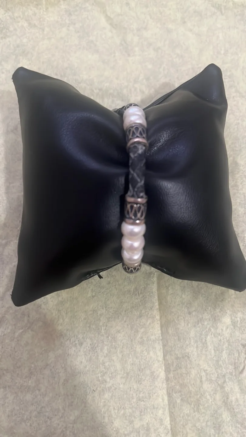 Faux Pearl and leather cord bracelet image indicator(4)