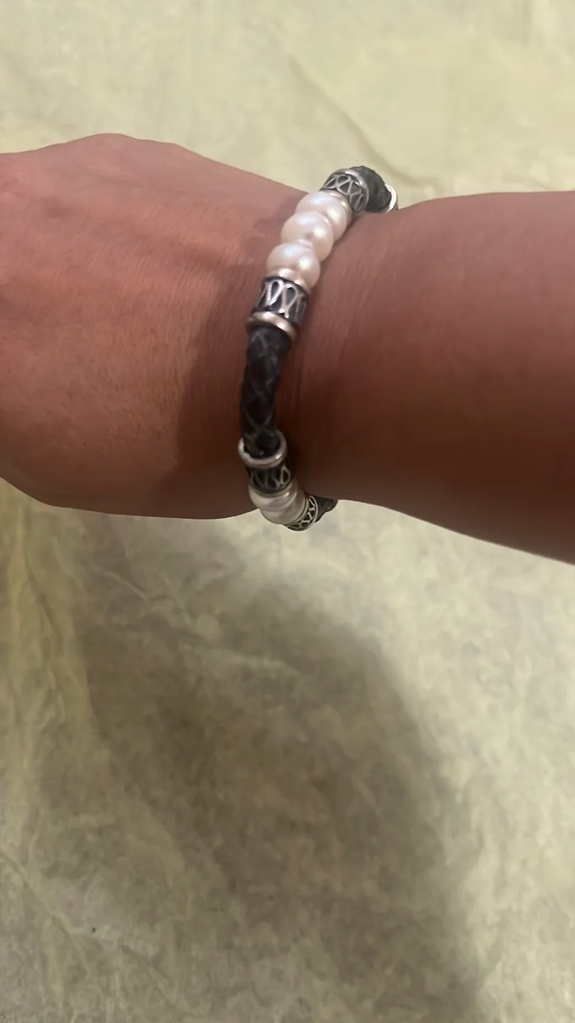 Faux Pearl and leather cord bracelet image indicator(5)