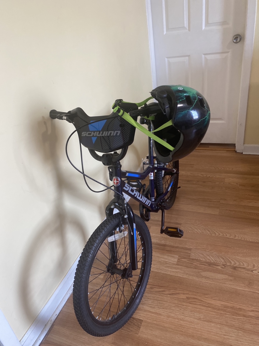 Schwinn Kids' Bike with Helmet - photo 2