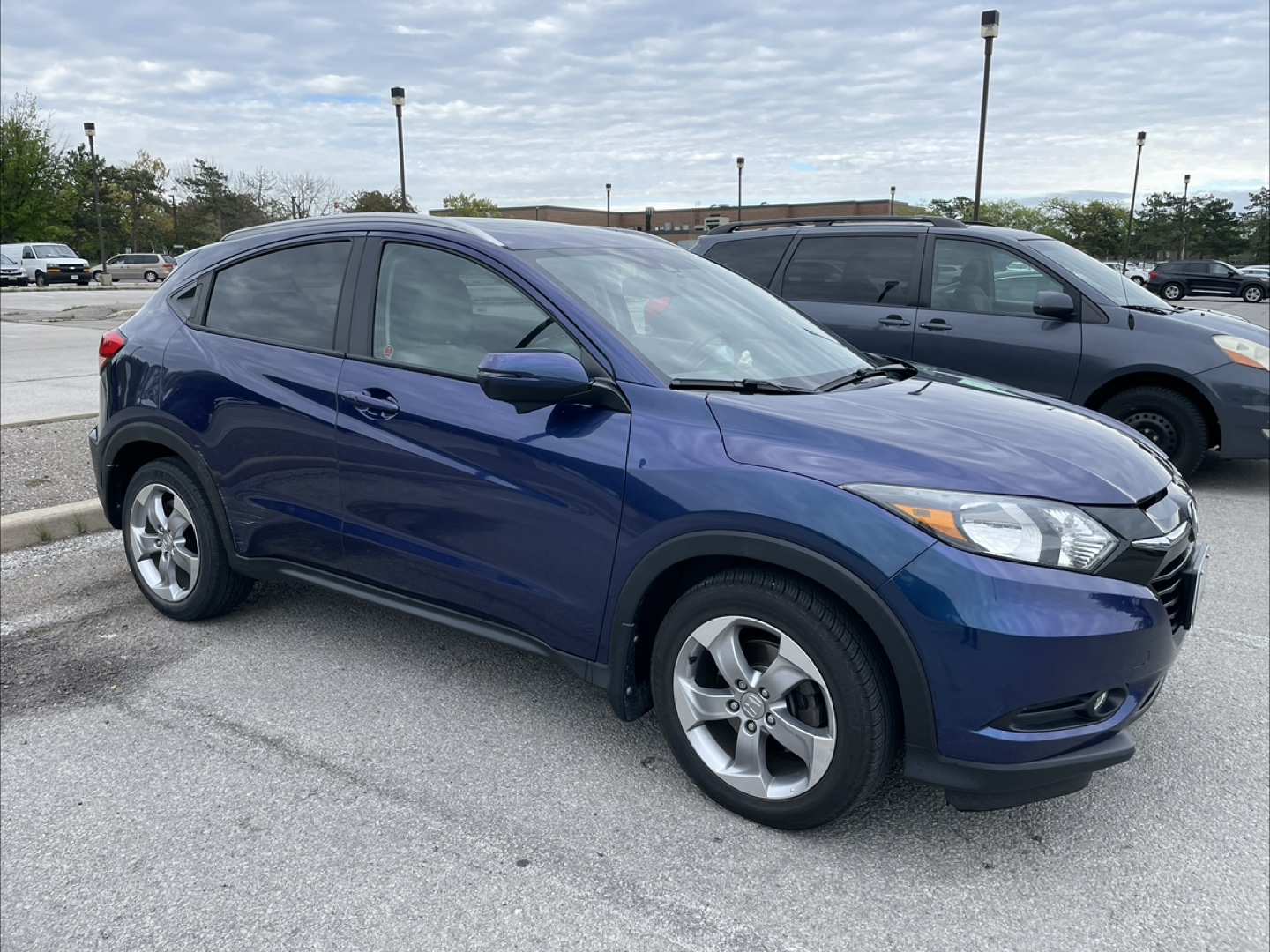 Blue Honda HR-V - photo 2