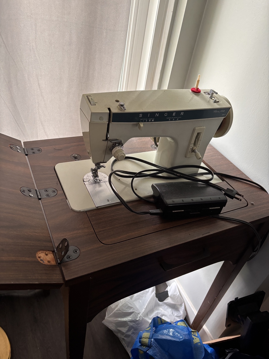 Singer Fashion Mate Sewing Machine on Table - photo 2