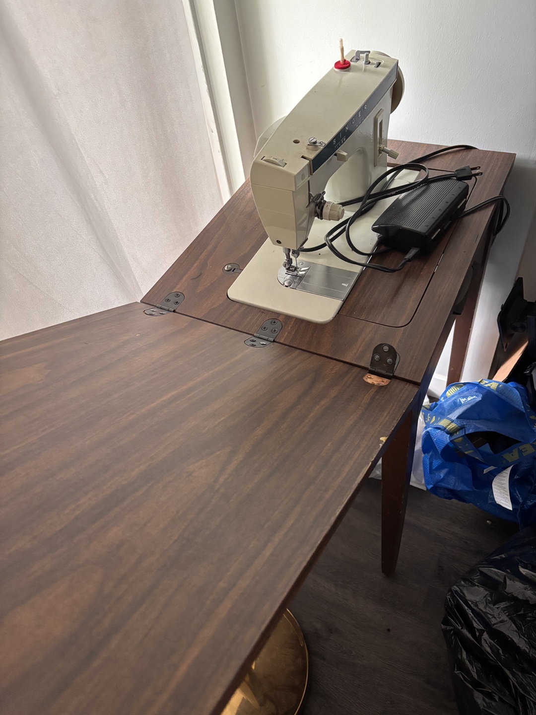 Singer Fashion Mate Sewing Machine on Table - photo 3