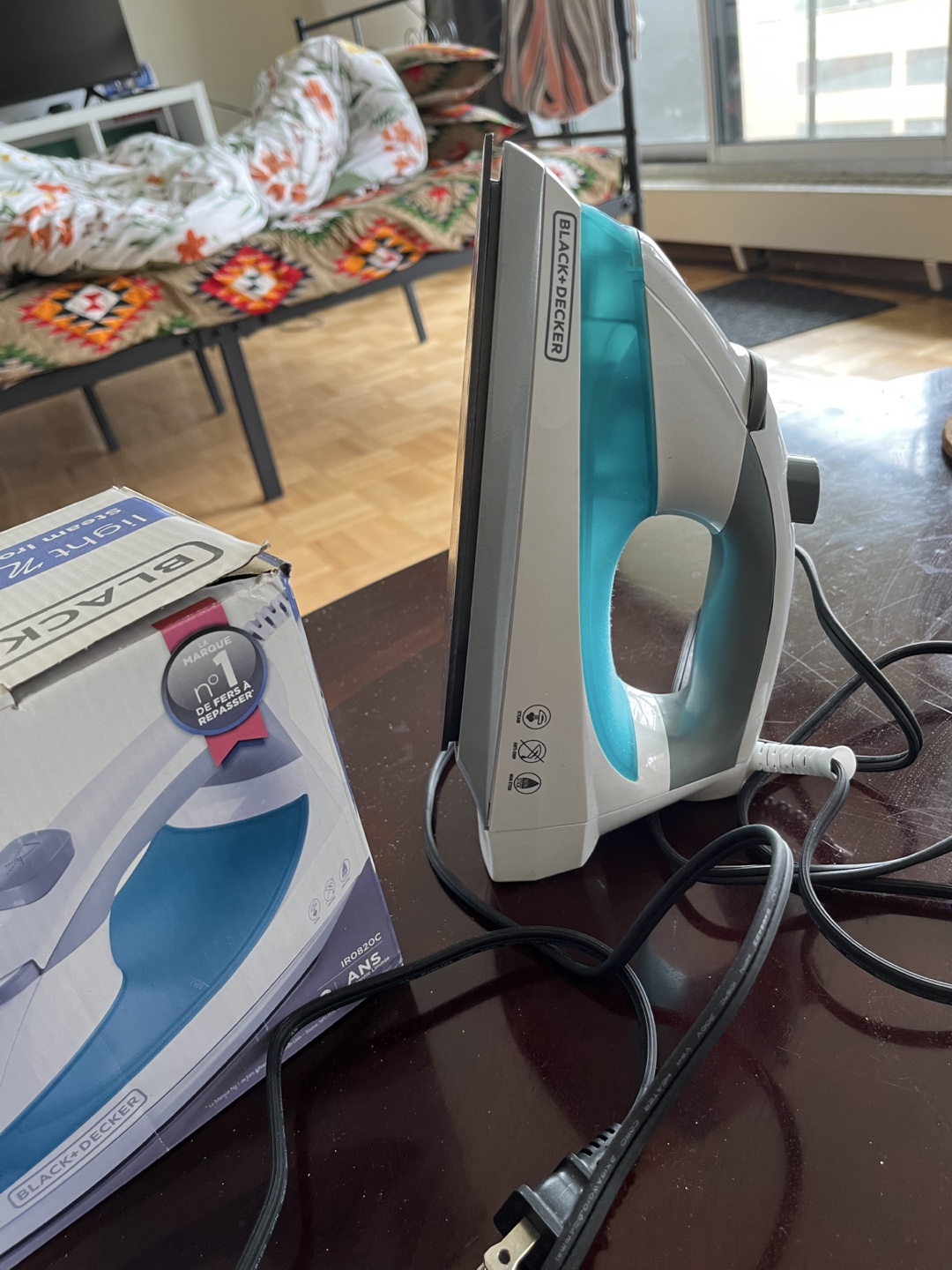 Black + Decker Light 'N Easy Steam Iron @ $20 - photo 3