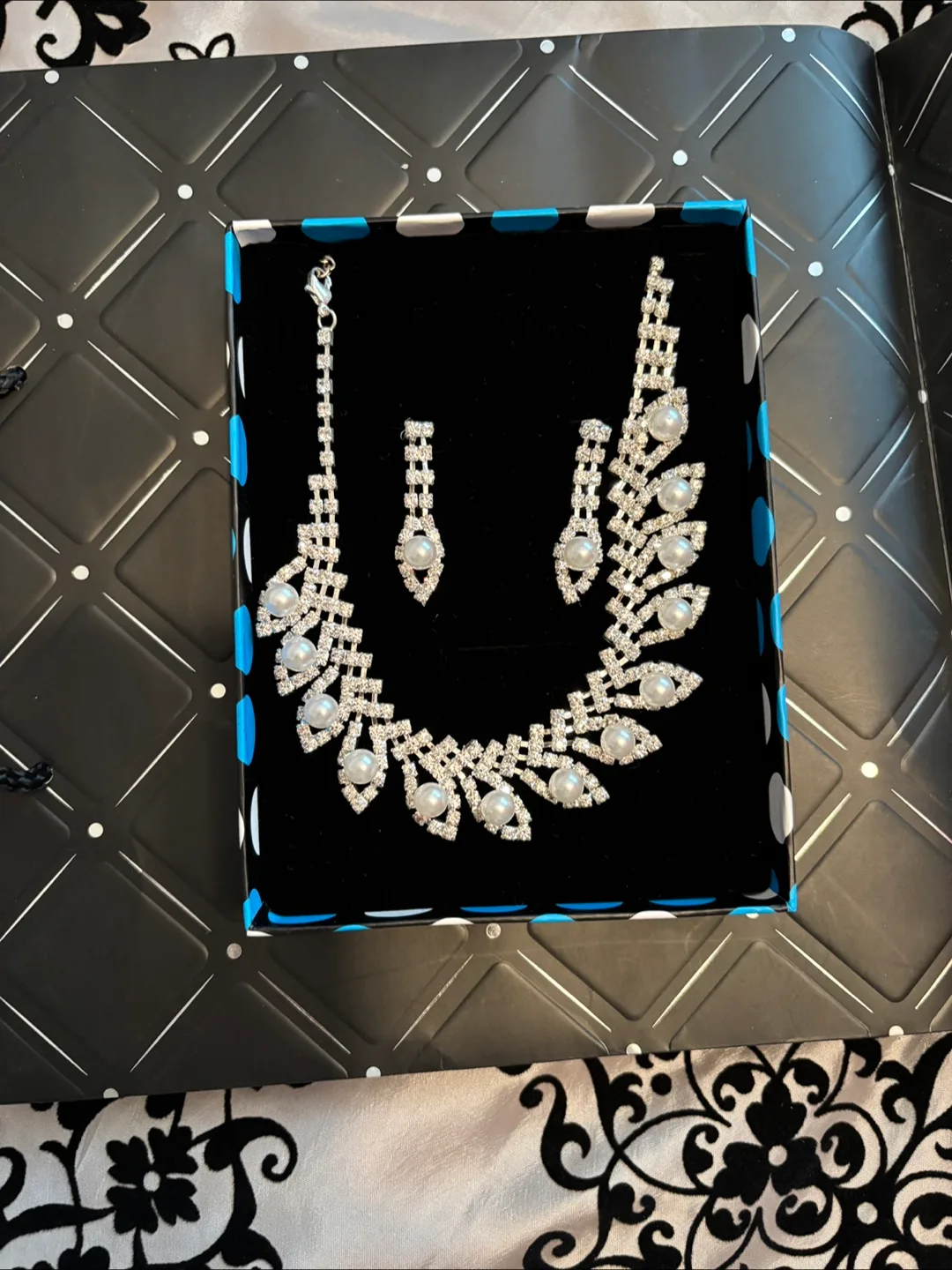 Elegant Necklace and Earring Set image indicator(2)