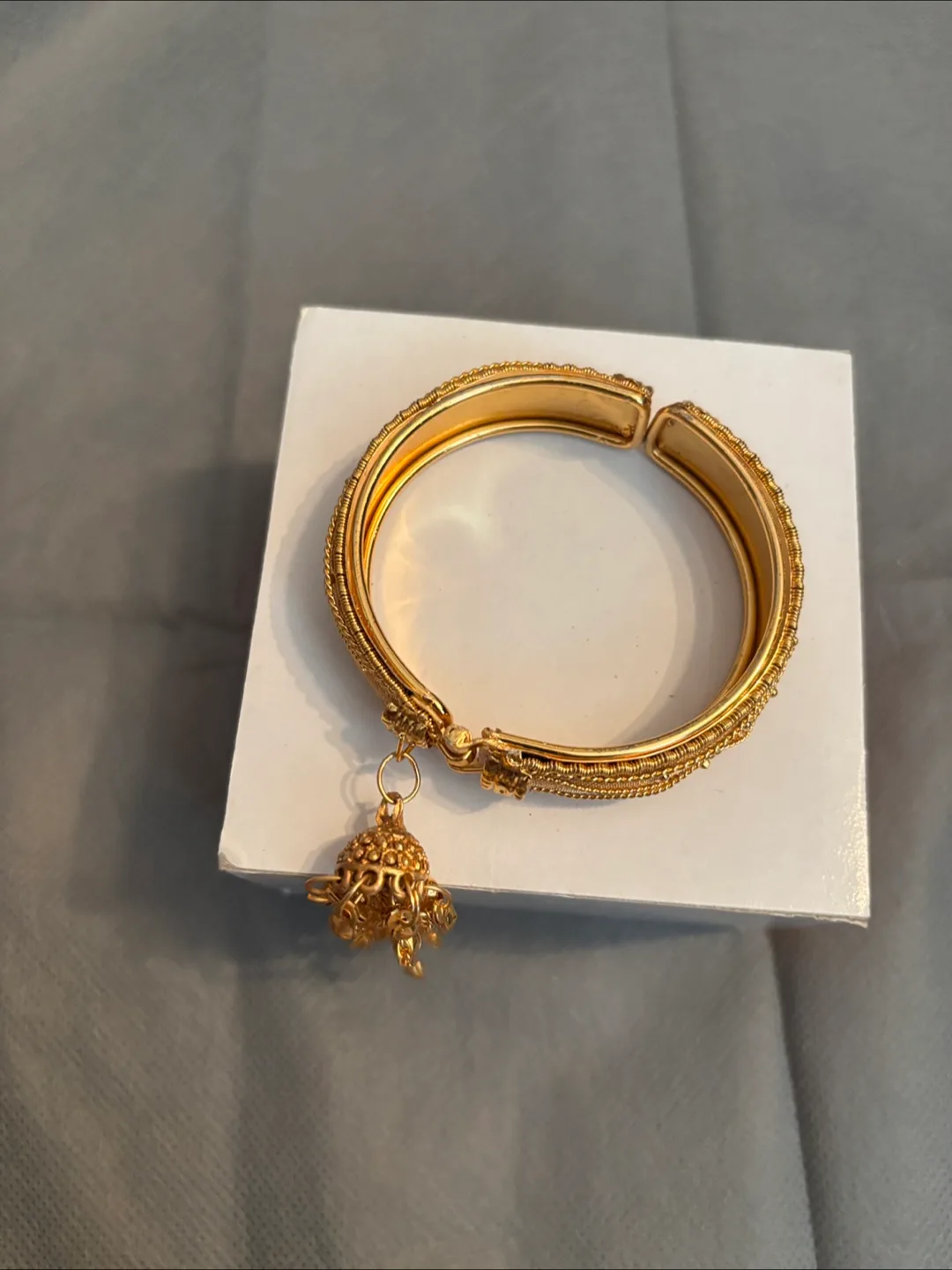 Gold bracelet image indicator(2)
