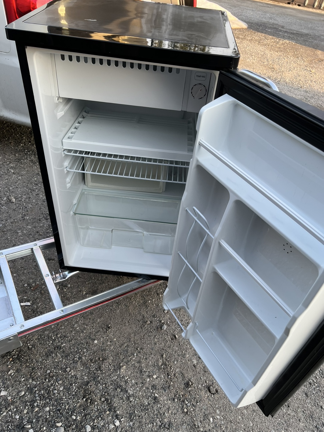 Sylvania Mini Fridge - photo 2