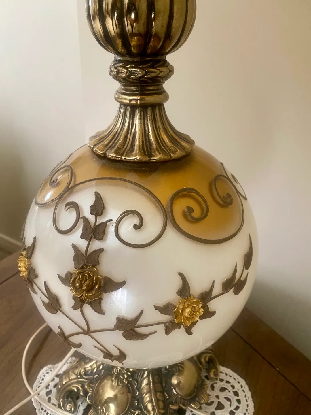 Vintage Floral Accent Lamp image indicator(3)