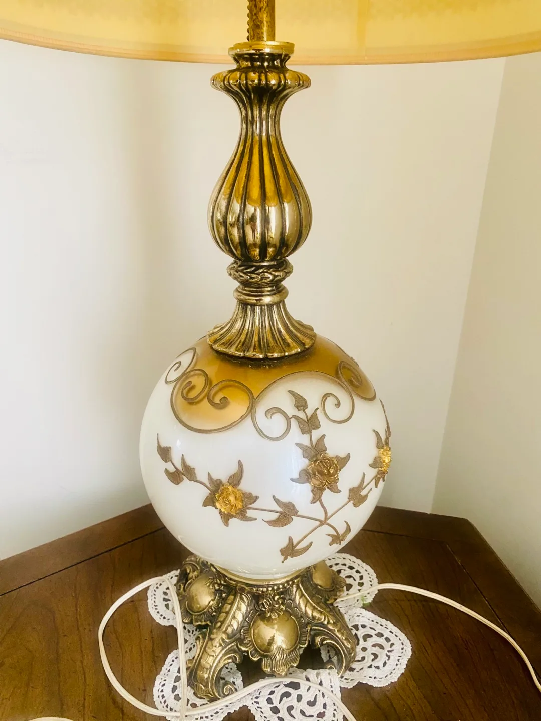 Vintage Floral Accent Lamp image indicator(2)