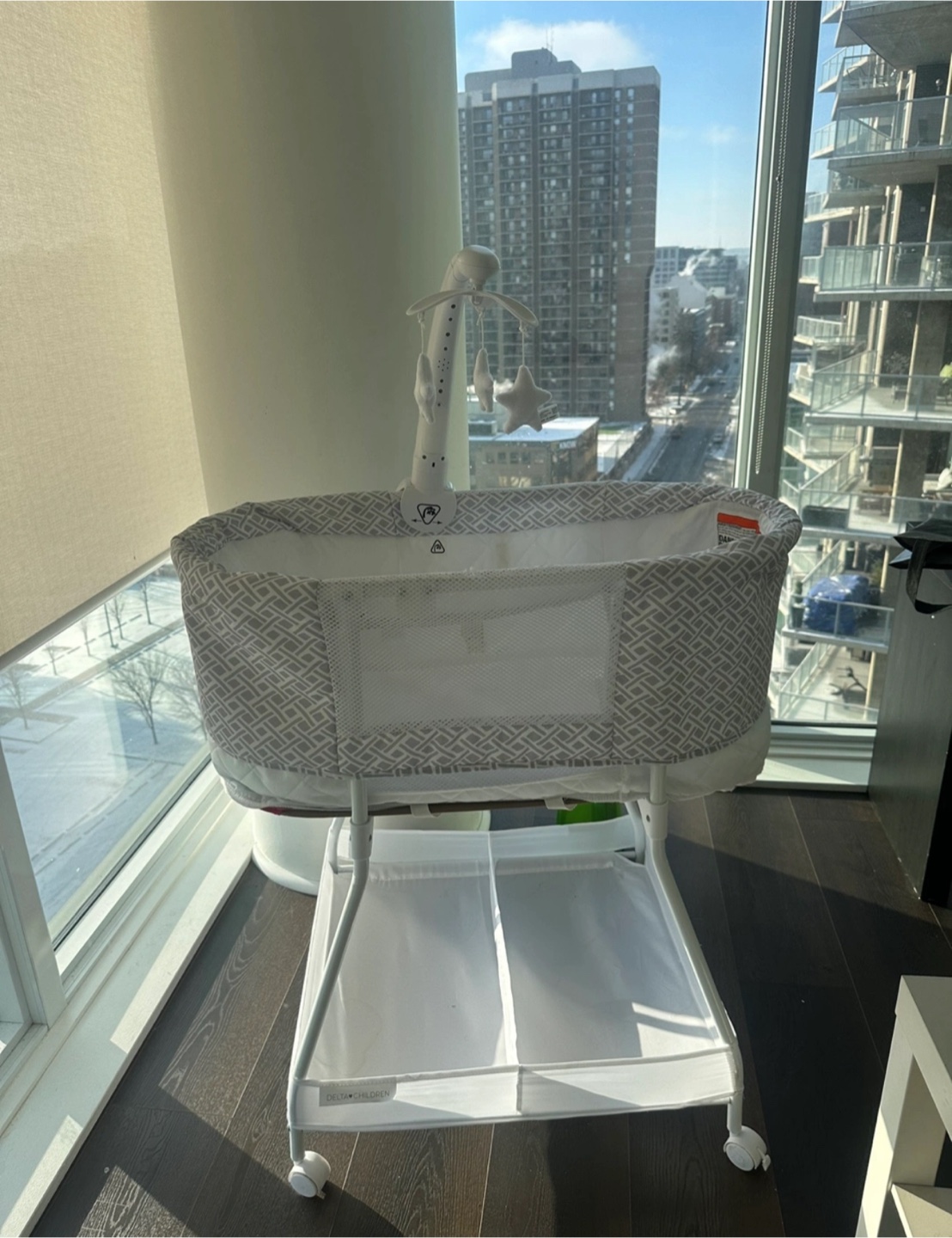 🌟 Gently Used KS Delta Children Baby Bassinet – Like New! 🌟
