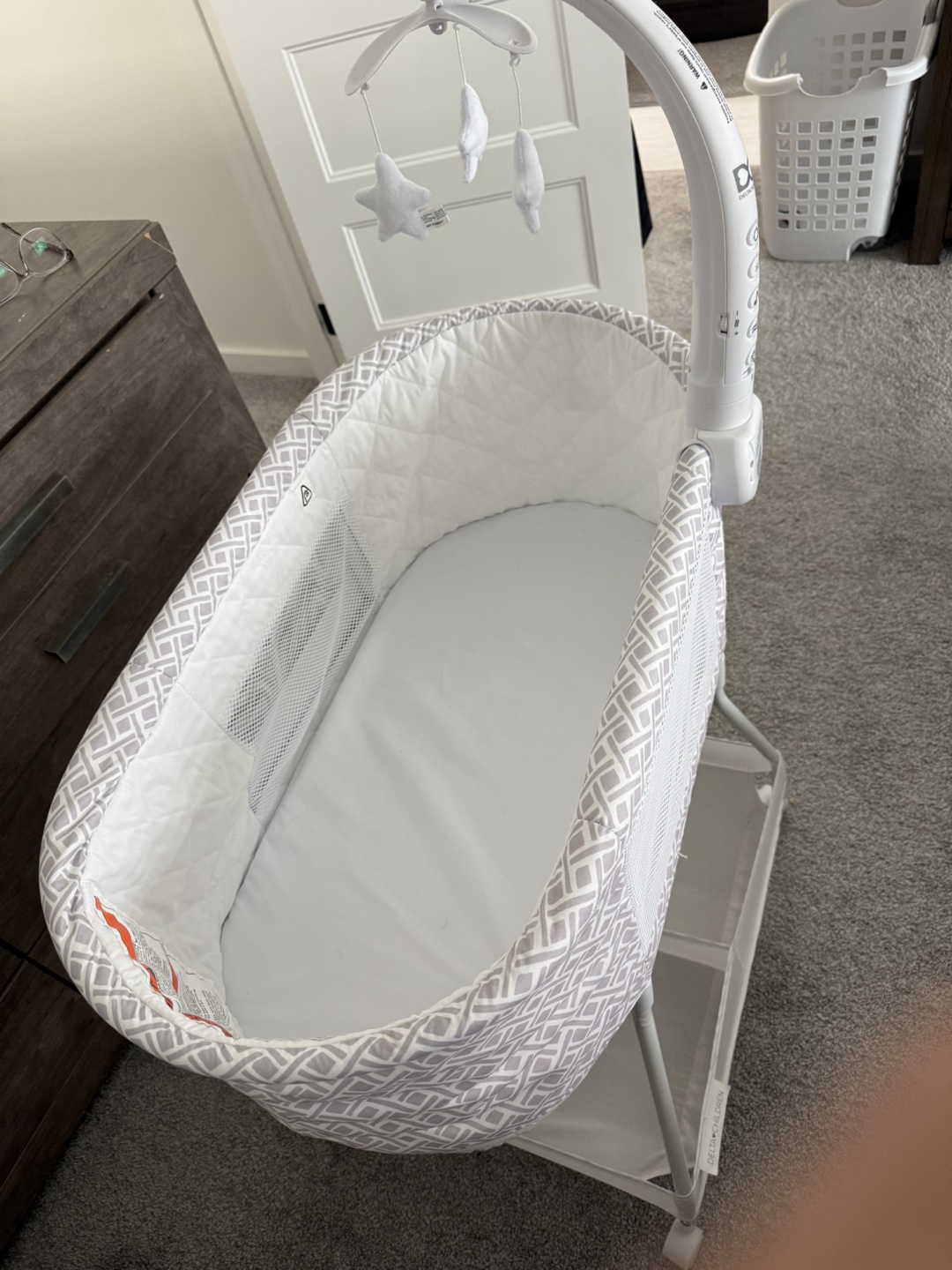🌟 Gently Used KS Delta Children Baby Bassinet – Like New! 🌟 - photo 5