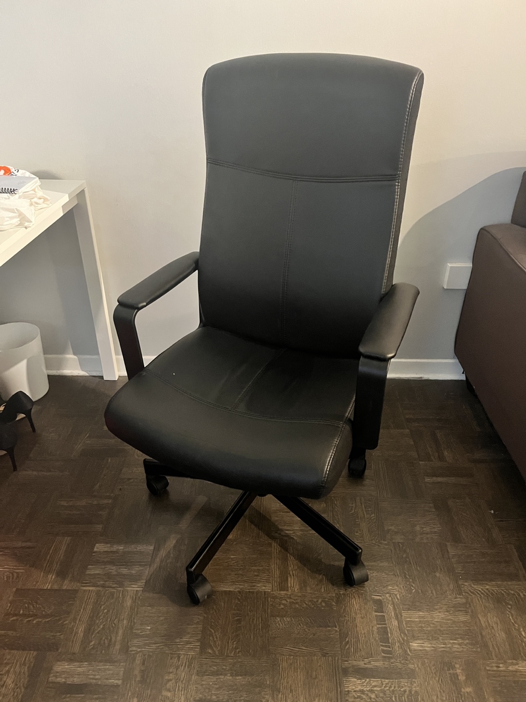 🫂 Black IKEA office chair