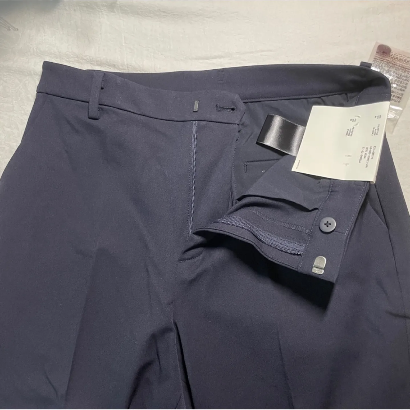 NEW💕 Uniqlo women's tapered pants navy (small) image indicator(9)