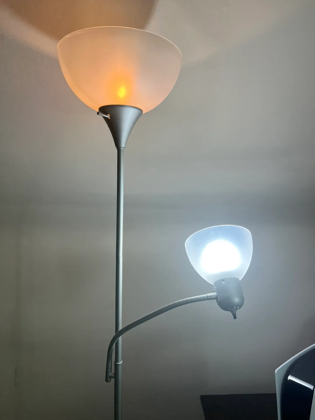 Floor lamp with reading light image indicator(4)
