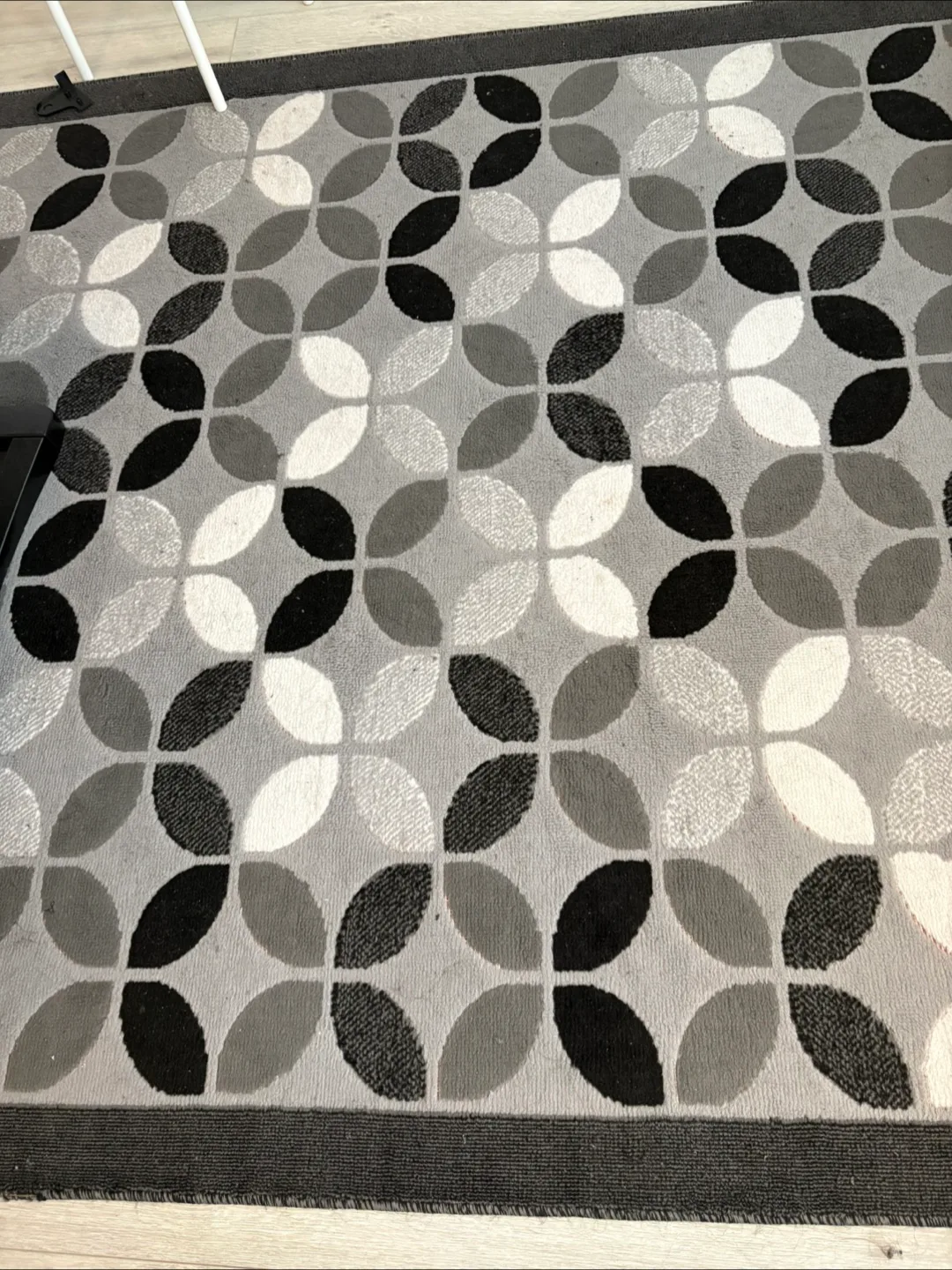 Geometric Pattern Area Rug thumbnail