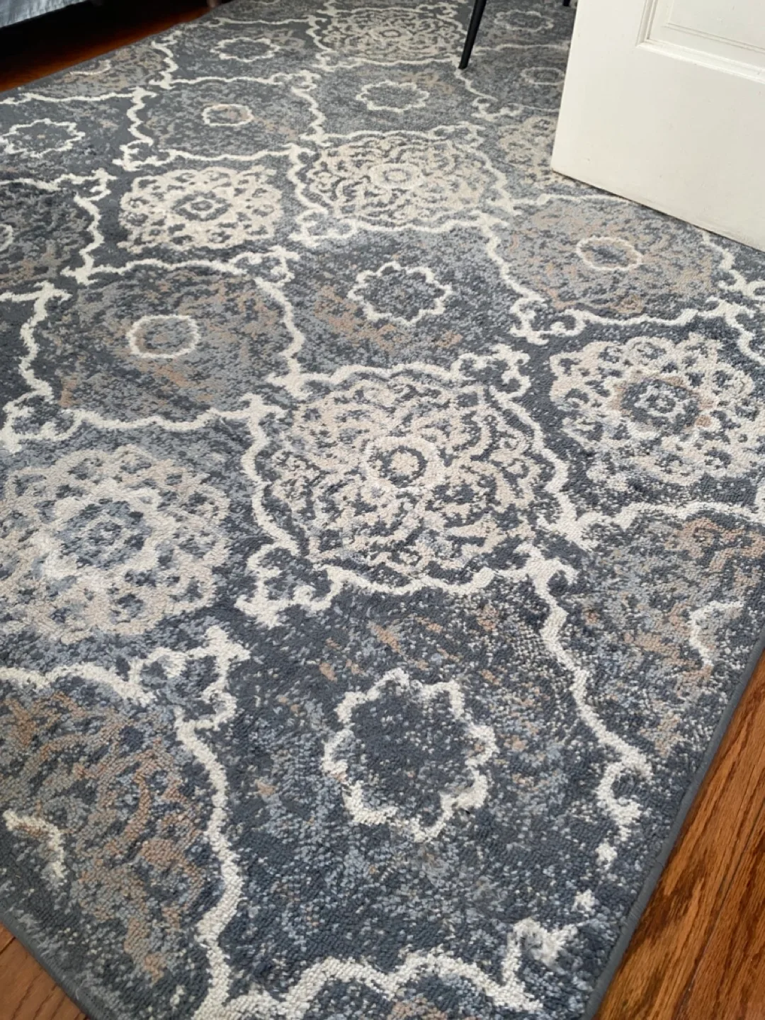 Area Rug with Floral Pattern image indicator(5)