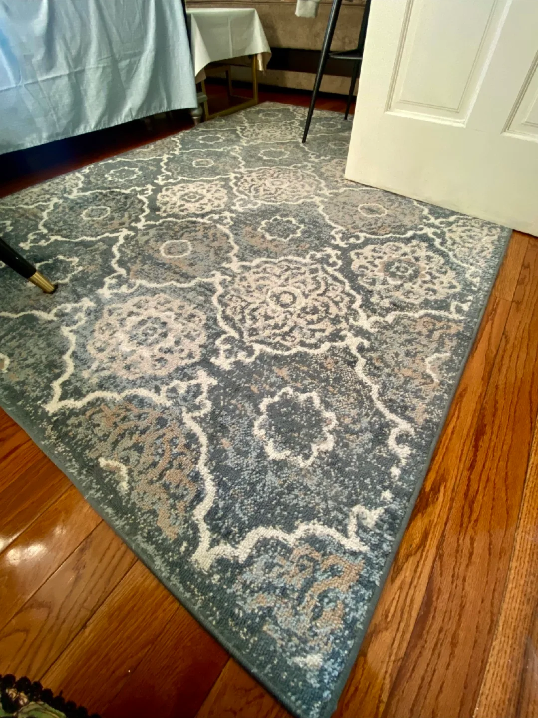 Area Rug with Floral Pattern image indicator(4)
