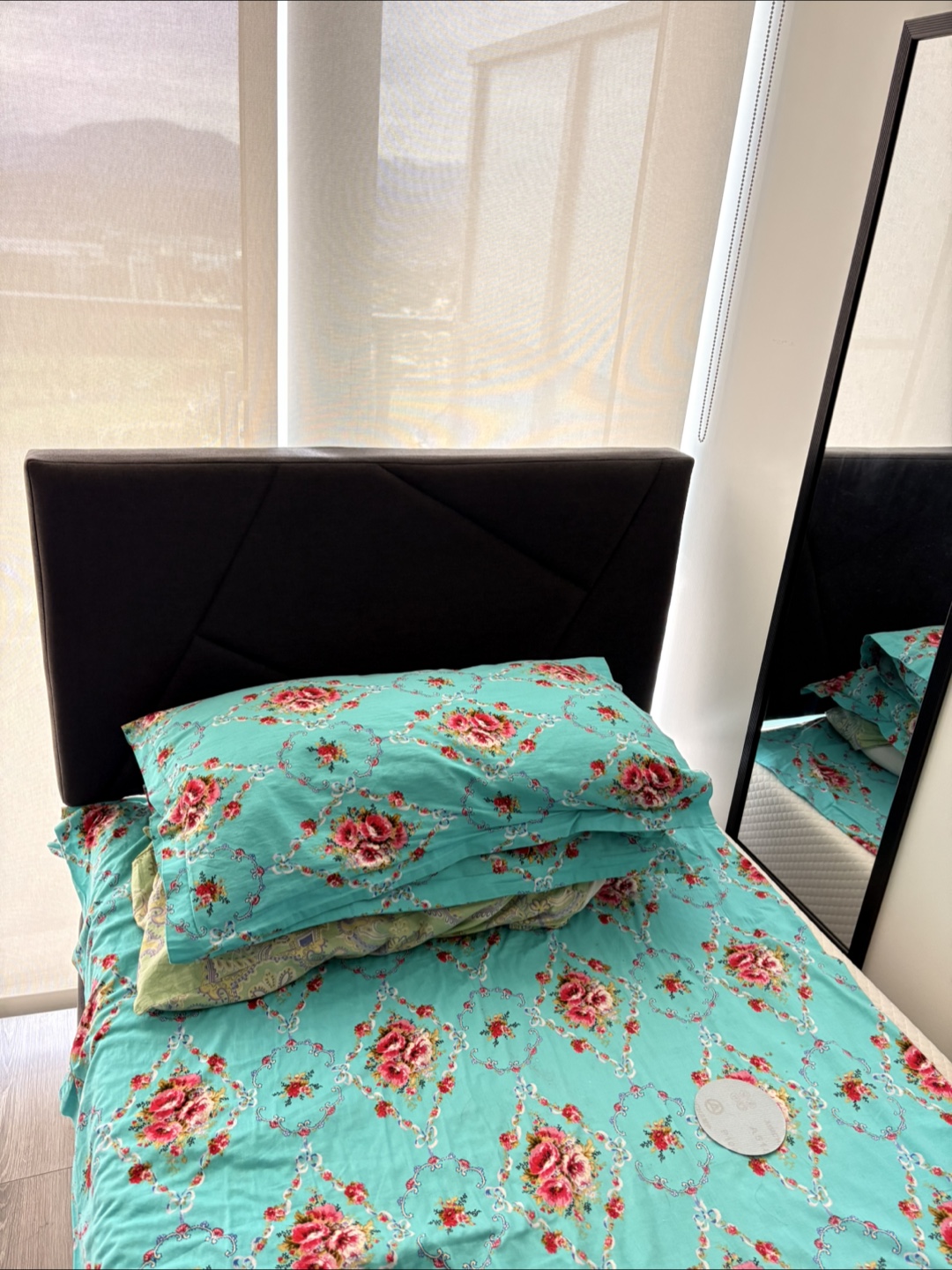 Twin bed frame with a headboard - photo 2