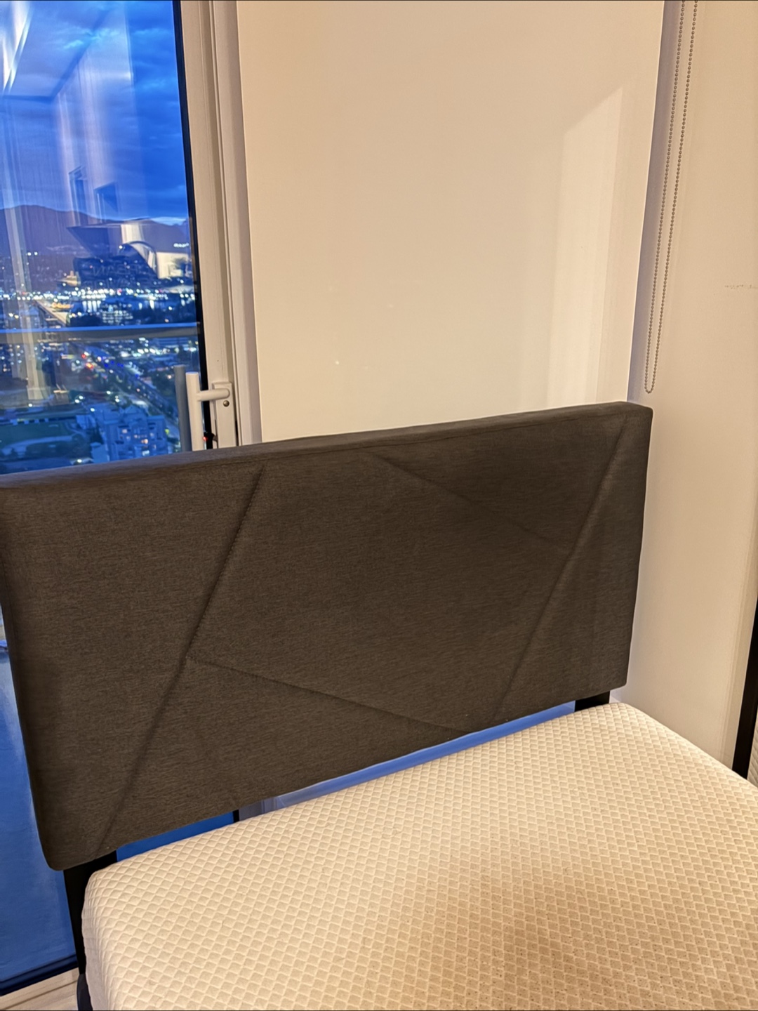 Twin bed frame with a headboard - photo 4
