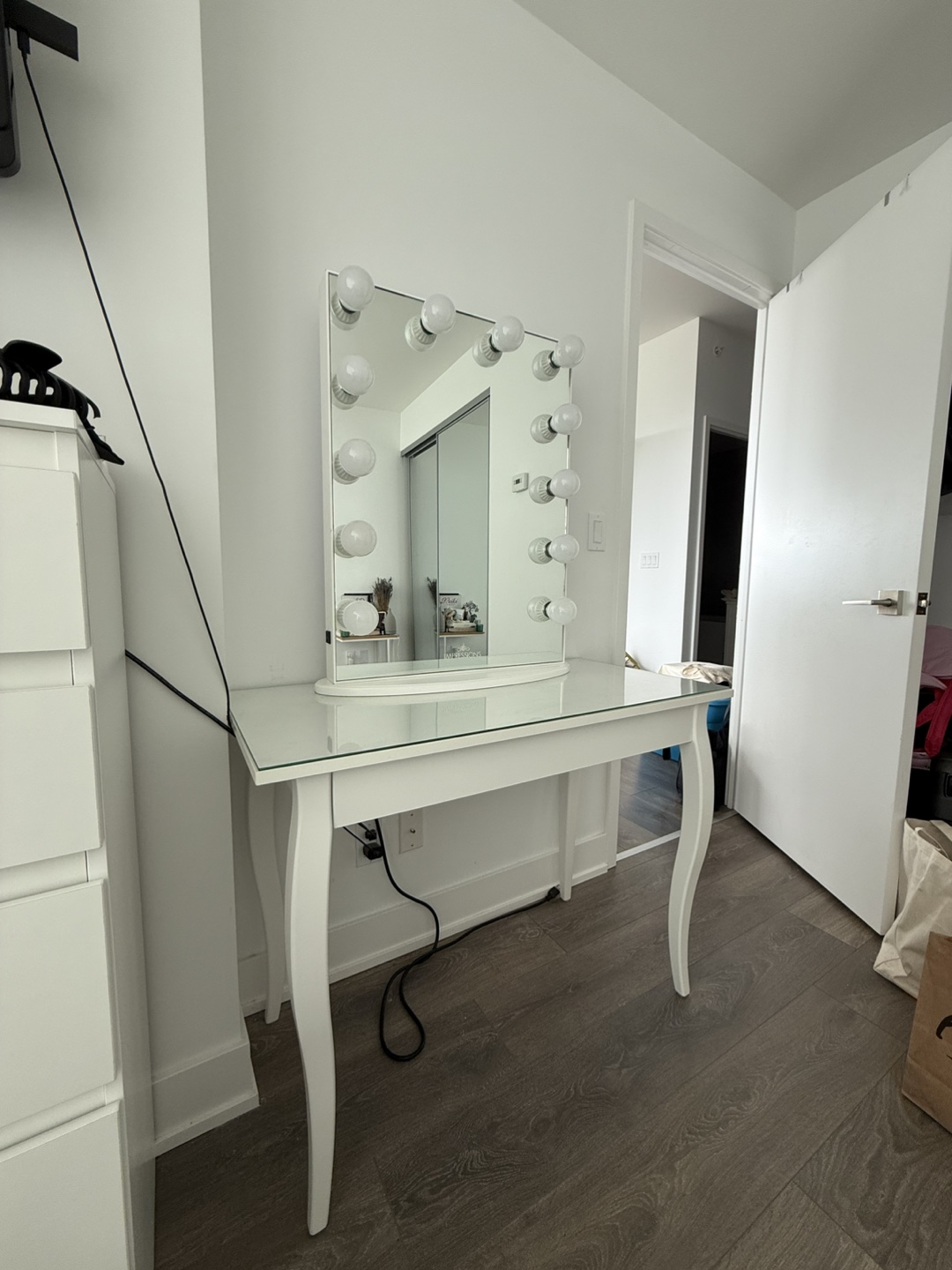 Vanity Table with Lighted Mirror - photo 2