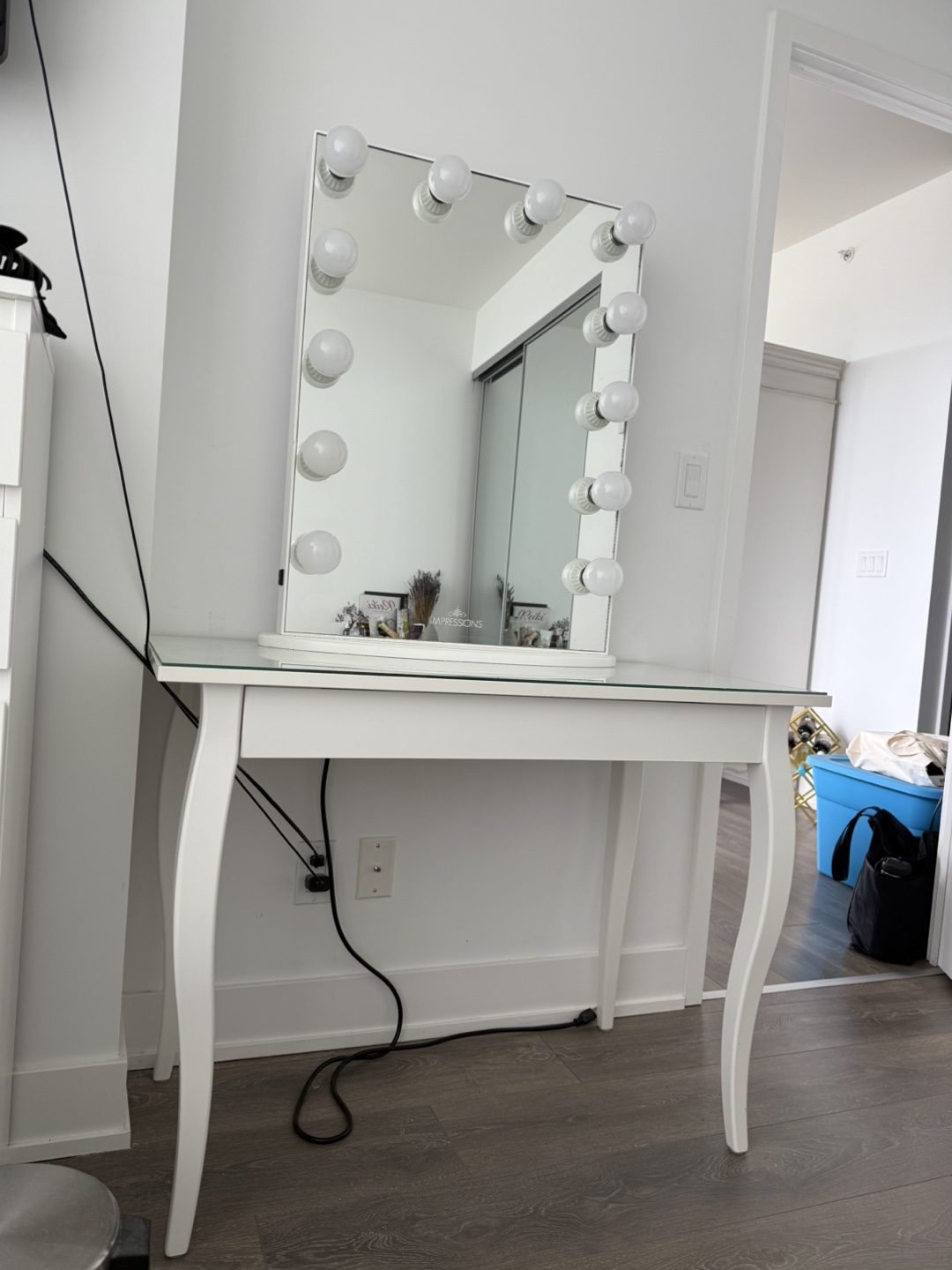 Vanity Table with Lighted Mirror - photo 3