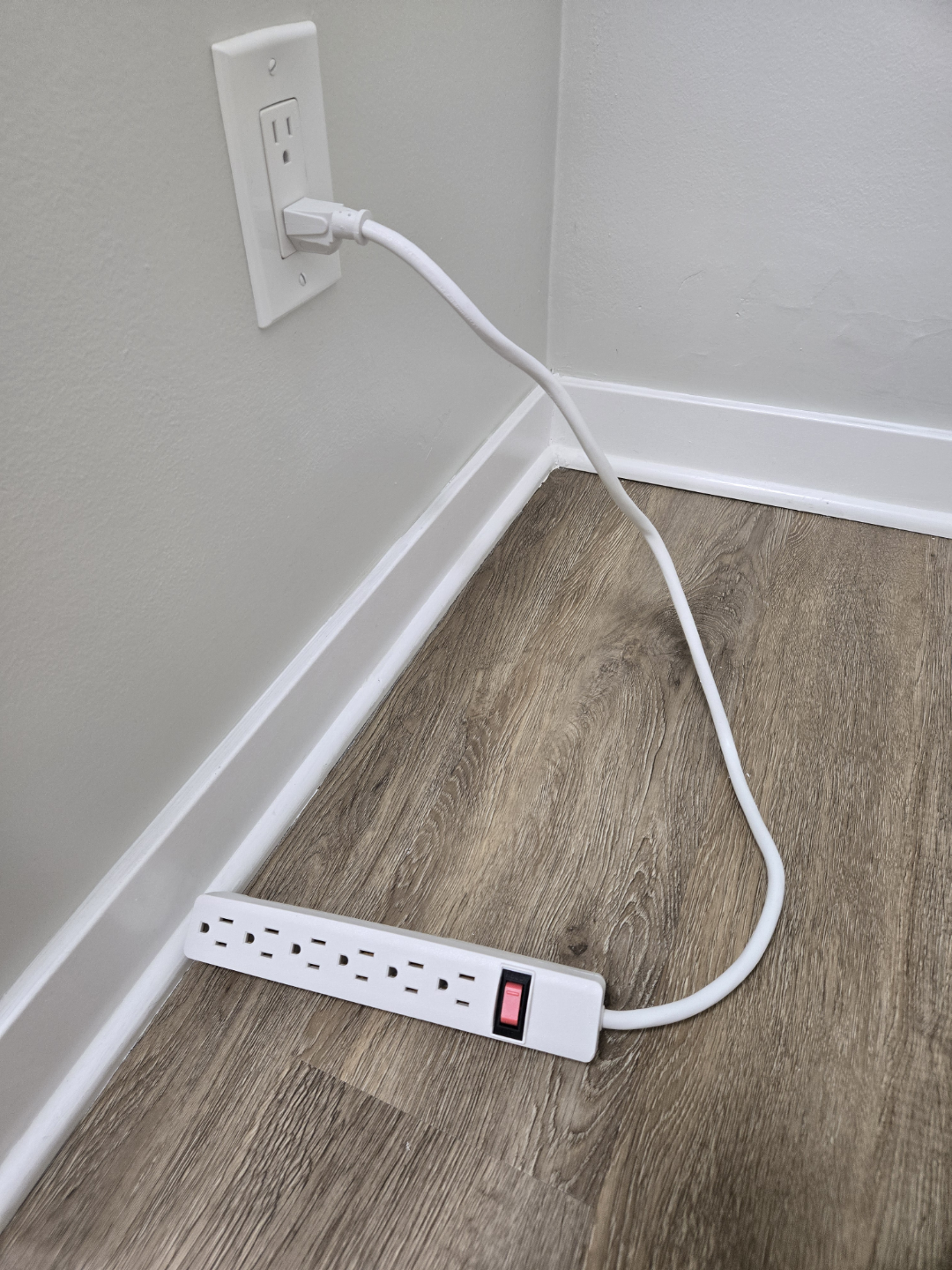 White 6 Outlet Power Strip Surge Protector
