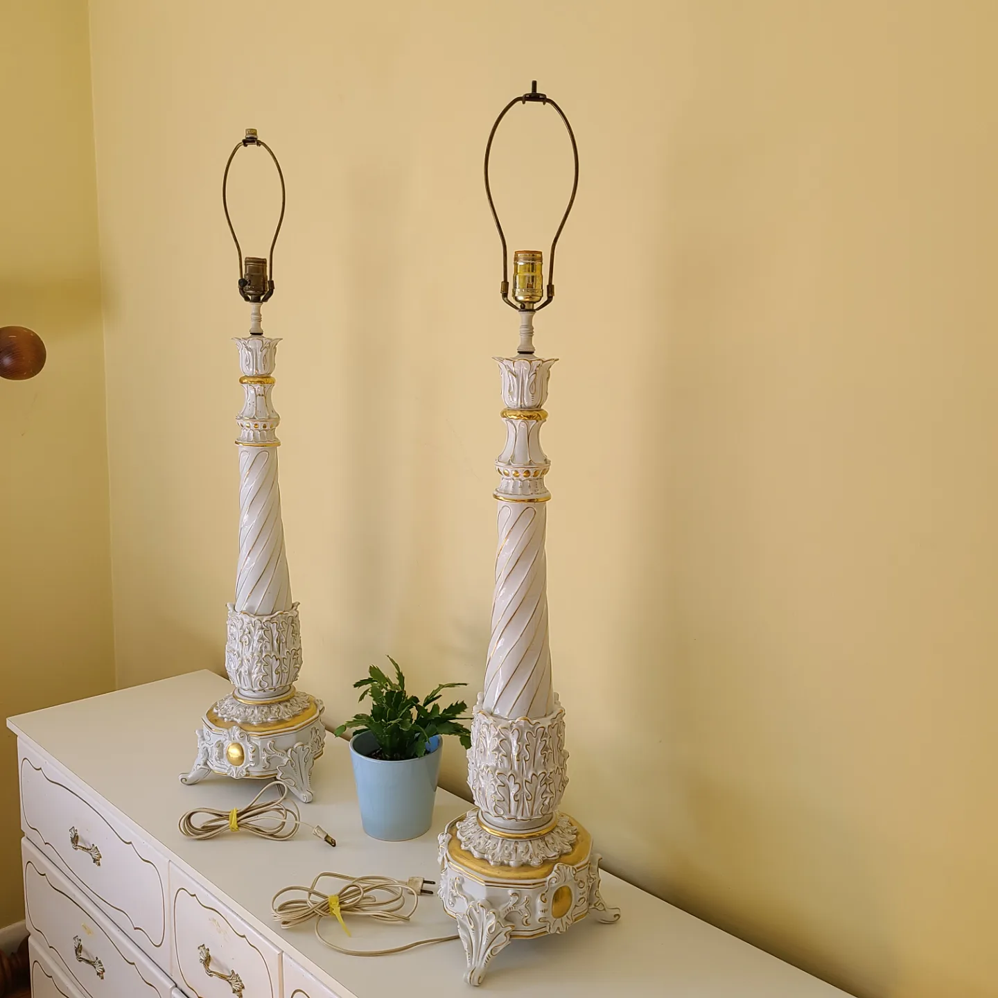 Pair of Elegant Porcelain Table Lamps with Gold Accents image indicator(3)