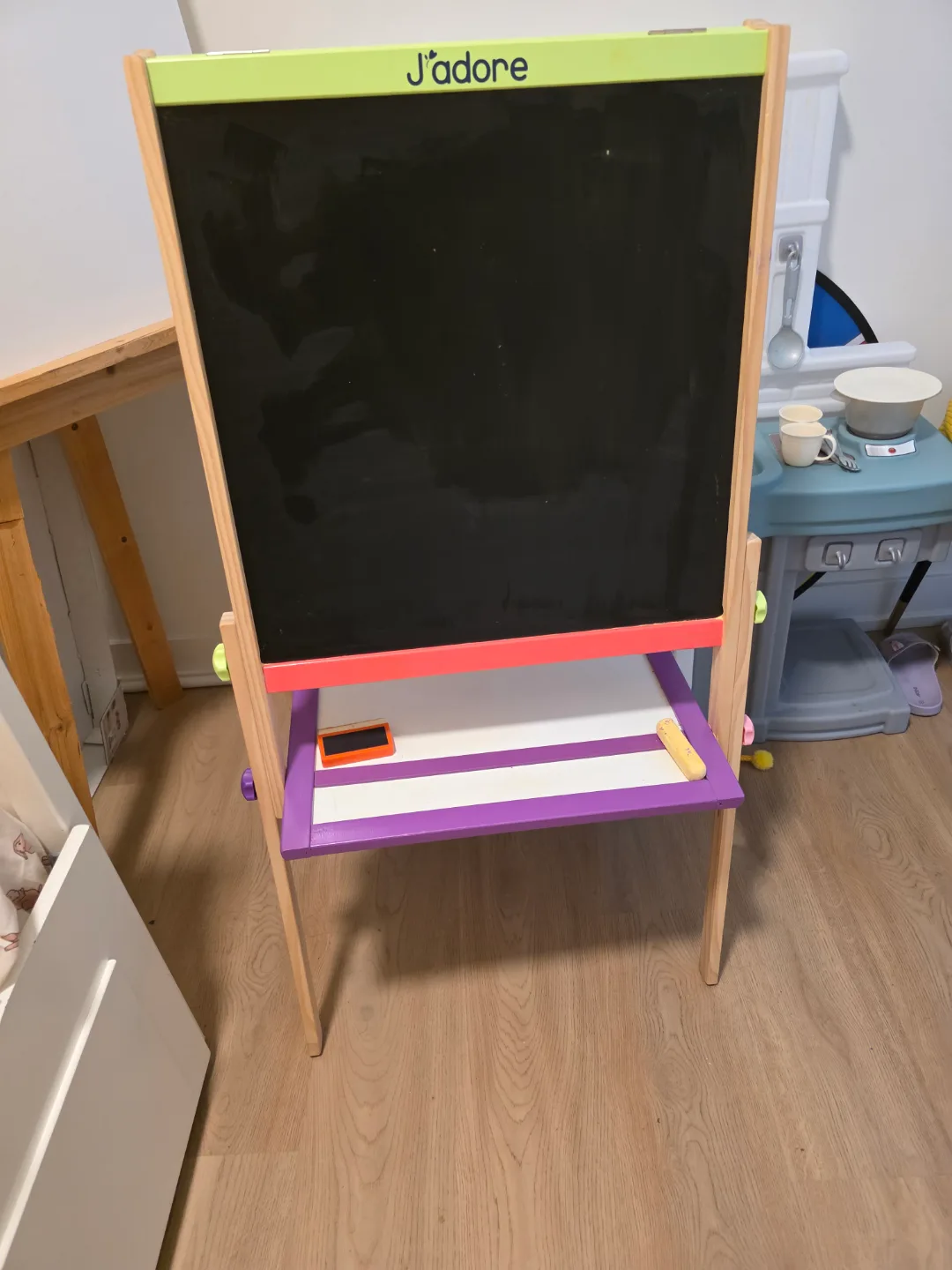 J'adore Double-Sided Easel with Chalkboard and Whiteboard image indicator(2)