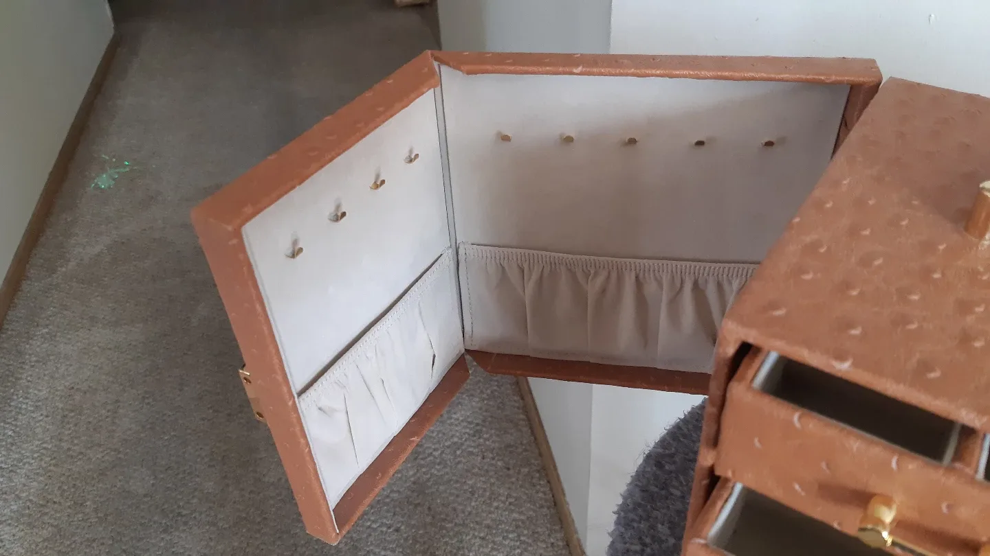 Medium size Jewellery Case image indicator(3)