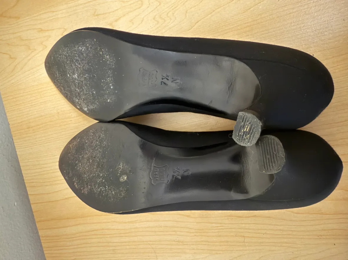 Women's black low heels image indicator(3)