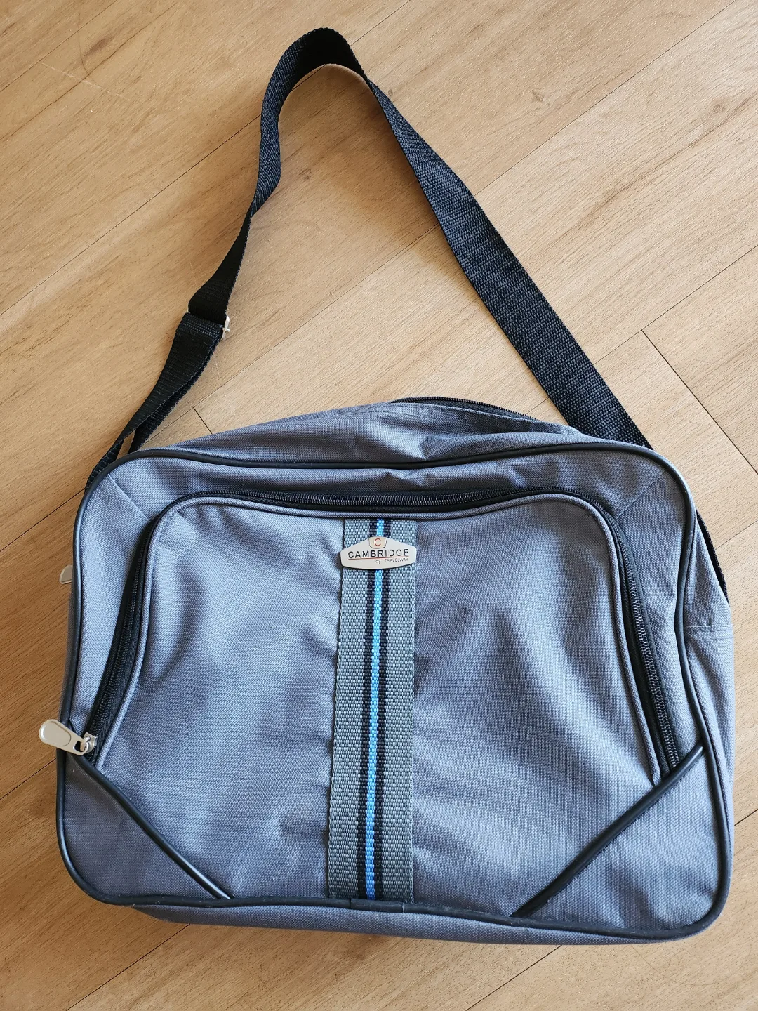 Cambridge by Traveler's Choice Grey Shoulder Bag thumbnail